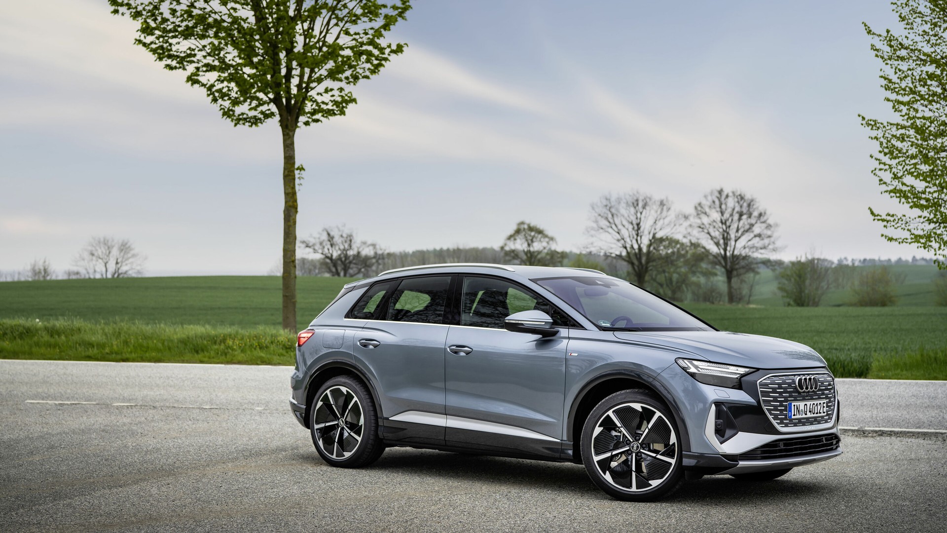 파란색 아우디 Q4 e-트론 SUV 정측면