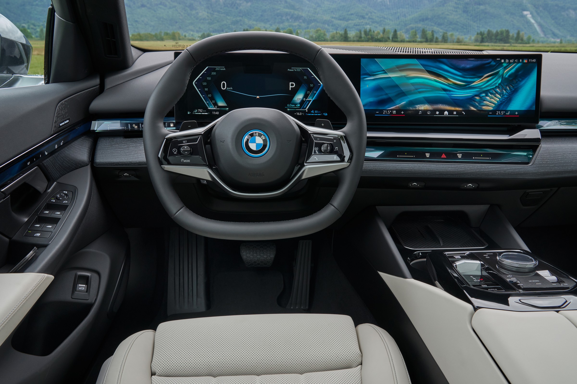 BMW 530e G60 공식 실내 사진