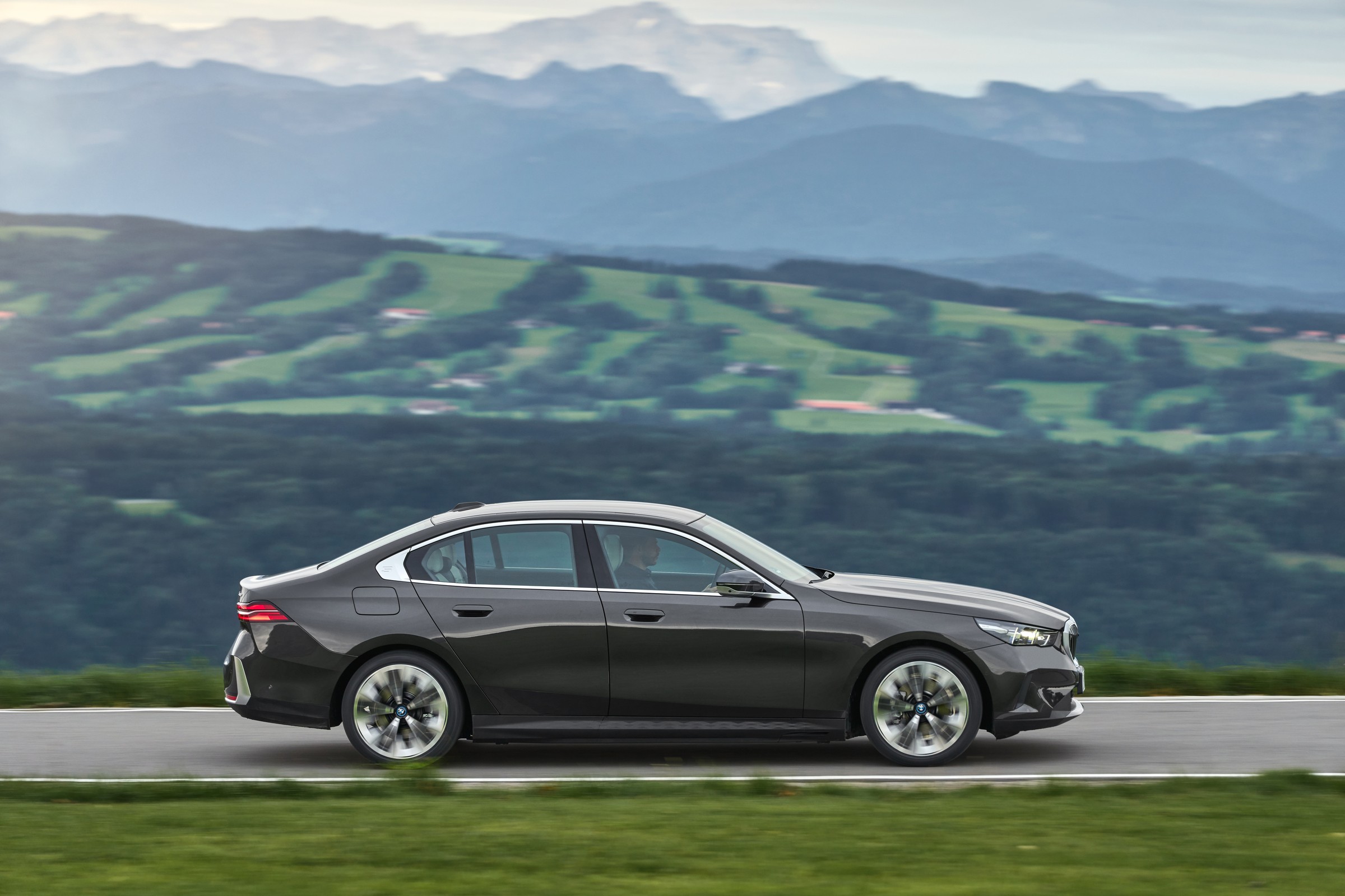 BMW 530e xDrive, 680만원 추가금 충전으로 회수할까
