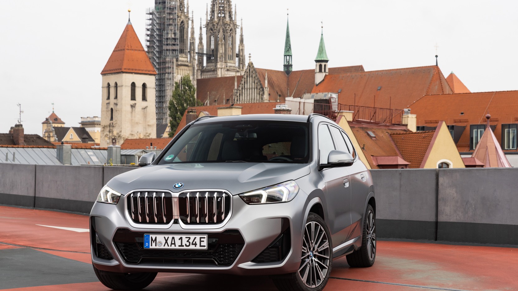 BMW iX1 xDrive30 전면 3분할 공식 사진