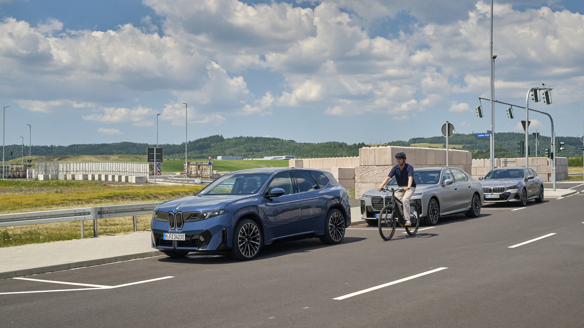 BMW 하차 경고, 자전거 다가오면 차 문 열림을 늦춘다