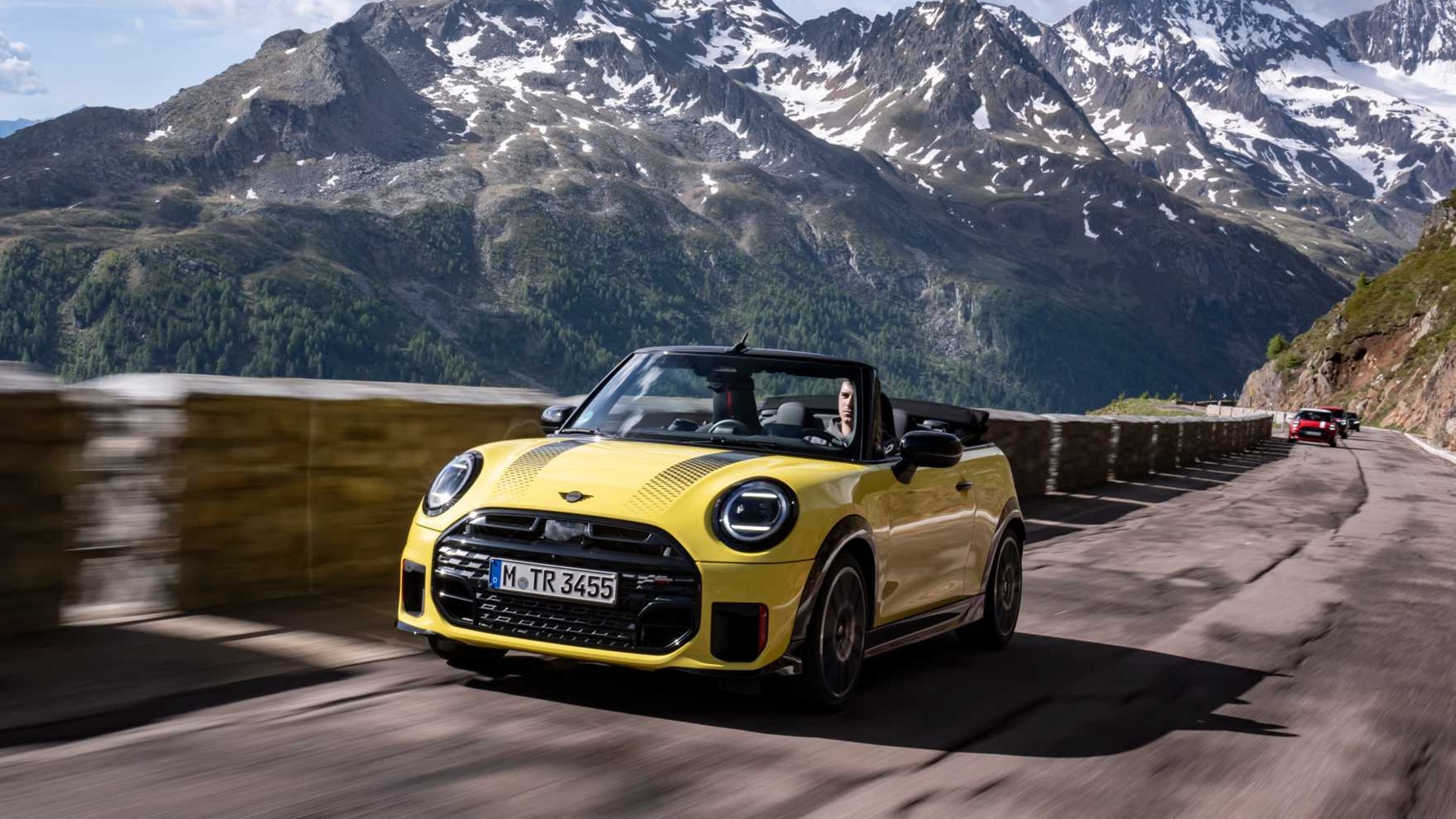 소프트톱을 열고 산악도로를 달리는 MINI JCW 컨버터블