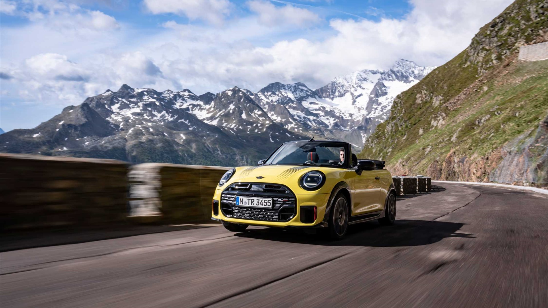 알프스 도로를 달리는 노란색 MINI John Cooper Works Convertible